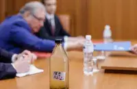 Бутылка с грязной водой для российского дипломата
