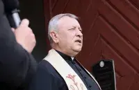 Ксёндз Анатолий Парахневич во время службы
