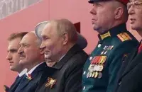 На параде
