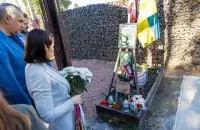 Sviatlana Tsikhanouskaya near the grave of Belarusian volunteer&nbsp;Maria Zaitseva
