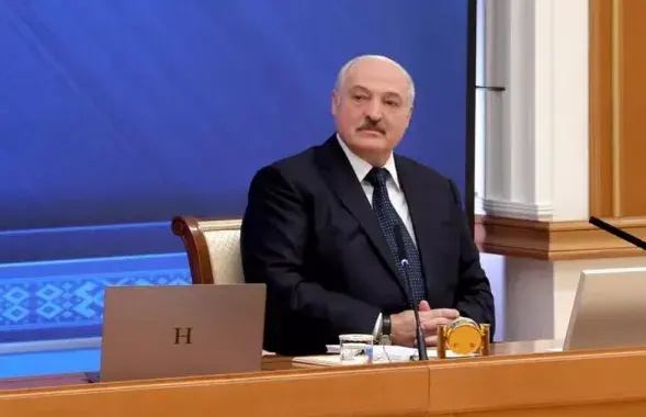 Лукашэнка пахваліўся беларускім ноўтбукам. Але ўсё ж беларускі ці фальшыўка, зробленая ў Кітаі? / president.gov.by
