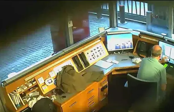 Дэвид Баллантайн Смит снимает на видео мониторы видеонаблюдения в павильоне безопасности посольства Великобритании в Берлине 3 августа 2020 года / Reuters
