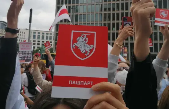 Каб зрабіць новы пашпарт, трэба вырашыць яшчэ шмат праблем / belsat.eu
