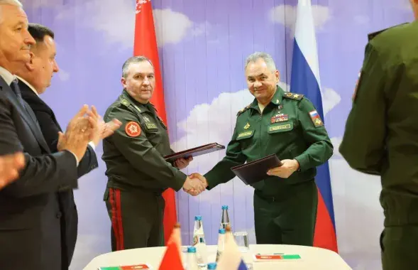 Хрэнін і Шайгу ціснуць рукі пасля падпісання змяненняў у старое пагадненне рэгіянальнай бяспекі / Міністэрства абароны
