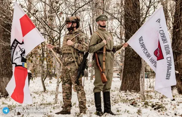 Байцы палка Каліноўскага са сваім сцягам і сцягам Першага Слуцкага палка стральцоў, які існаваў у 1920 годзе / t.me/belwarriors
