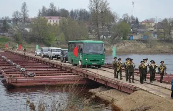 Адкрыццё пантоннага моста ў Бешанковічах у 2021 годзе / gztzara.by
