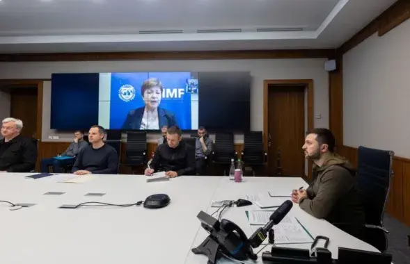 Владимир Зеленский беседует с директором-распорядителем МВФ Кристалиной Георгиевой / Пресс-служба президента Украины
