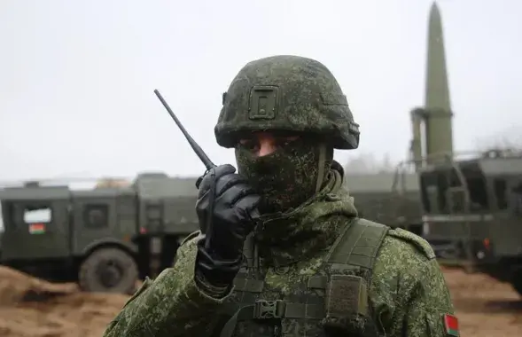 Белорусский военный на фоне комплекса “Искандер-М”, который может быть носителем ядерного оружия / Министерство обороны

