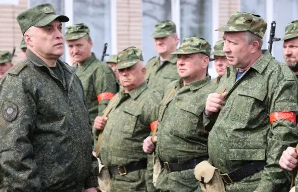 Госсекретарь Собвеза Александр Вольфович с представителями теробороны Гливинского сельсовета / Министерство обороны
