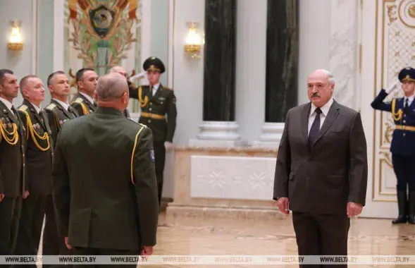 Лукашенко и офицеры СБП / БЕЛТА