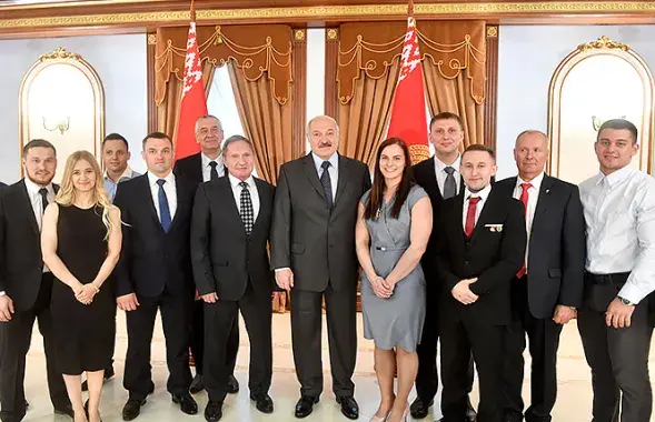 Александр Лукашенко со сборной Беларуси по тяжёлой атлетике / president.gov.by​