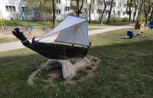 Двор дома №133 по проспекту Независимости