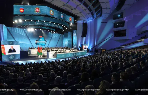 "Дзяржслужбоўцы, якія сумленна выконваюць сваю працу, павінны працягваць гэта рабіць" / president.gov.by