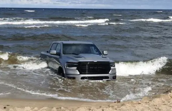 Автомобиль и море / https://www.facebook.com/ltvzinas/
