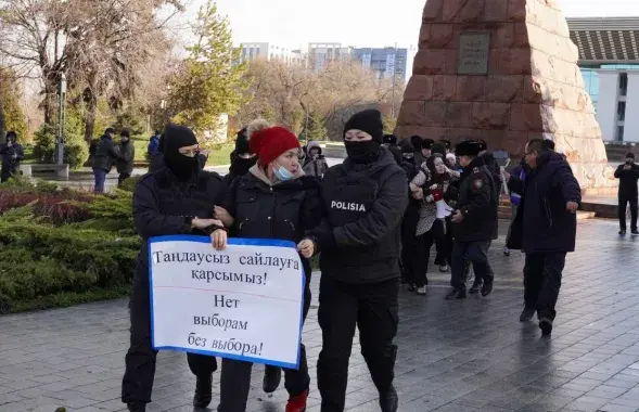 Момант затрымання прадстаўніцы Дэмпартыі Казахстана / vlast.kz
