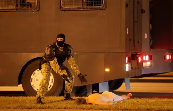 Police disperse a protest in Minsk on August 9, 2020 / Reuters