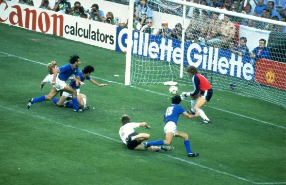 Финал чемпионата мира 1982-го. Италия &mdash; Германия. Атакует Паоло Росси / Reuters​