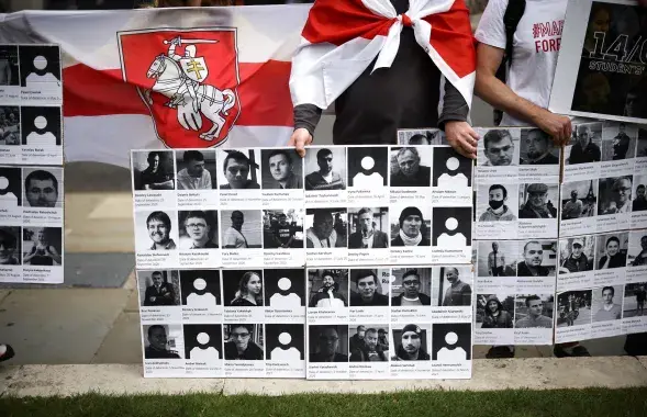 Фотографии белорусских политзаключённых на акции протеста в Лондоне / Reuters
