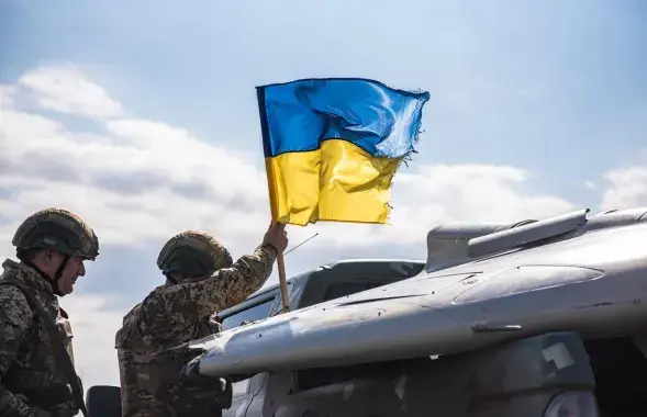 Украінскі сцяг на фронце / t.me/V_Zelenskiy_official/
