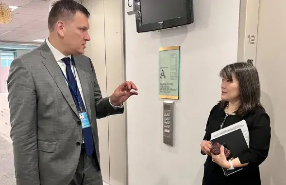 Юрий Амбразевич рассказывает сотруднице детского фонда ООН, что происходило с украинскими детьми в Беларуси / mfa.gov.by
