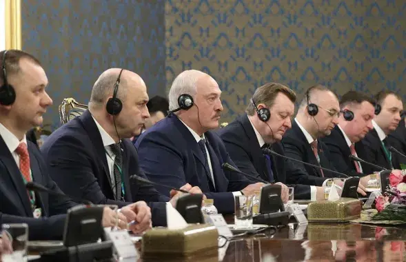 Иван Кубраков (слева) на переговорах / president.gov.by
