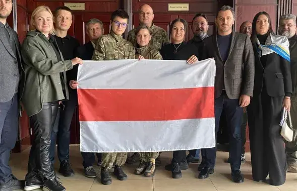 Украінскія дэпутаты і беларускія добраахвотнікі. Аляксей Ганчарэнка трэці злева / t.me/belwarriors

