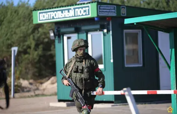Вооруженный белорусский военный на границе / Ваяр
