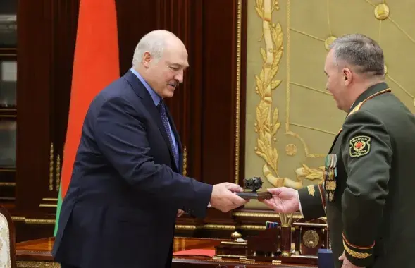 Подарок от министра обороны / president.gov.by
