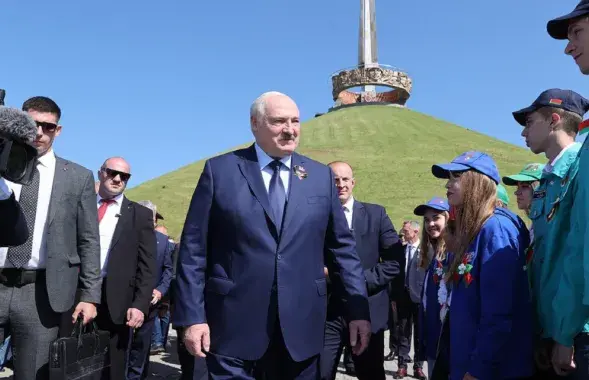 Александр Лукашенко возле "Кургана Славы", 3 июля 2023-го / president.gov.by
