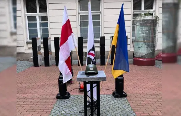 Часовы мемарыял у Варшаве / t.me/post_rudzik/
