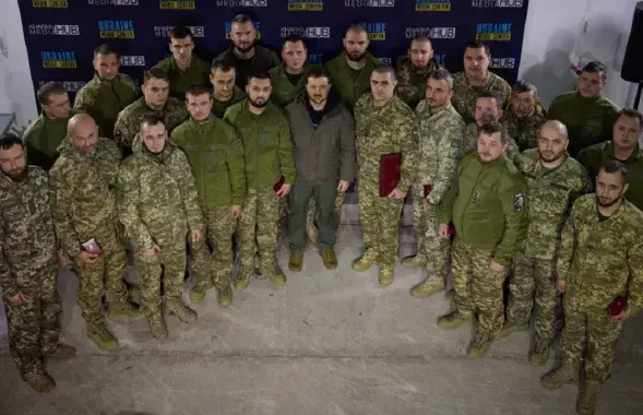 Уладзімір Зяленскі сярод украінскіх вайскоўцаў / president.gov.ua

