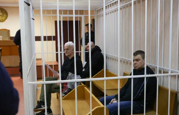 Палітвязні Алесь Бяляцкі, Валянцін Стэфановіч і Уладзімір Лабковіч у судзе / sb.by
