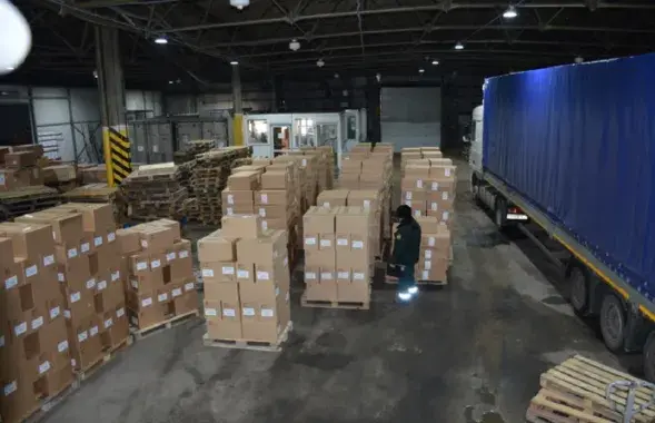 Расіяне аглядаюць груз з Беларусі / customs.gov.ru
