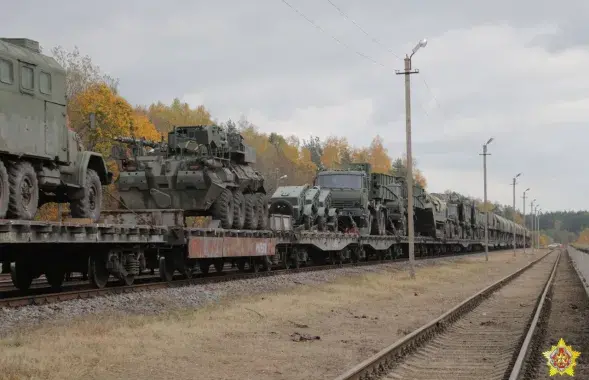 Одновременно военная техника и военные продолжают прибывать из России / Ваяр
