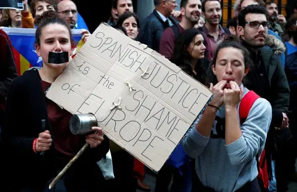 Надпись на плакате: "Испанский суд &mdash; это позор Европы", фото: Reuters
