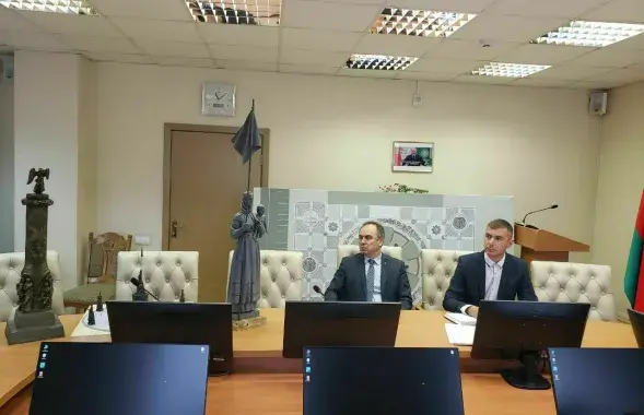 Директор Института истории НАН Вадим Лакиза с грустью смотрит на эскизный проект, осень 2022-го / t.me/minkultrb
