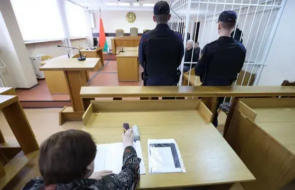 С рук политзаключенных не сняли наручники / БЕЛТА
