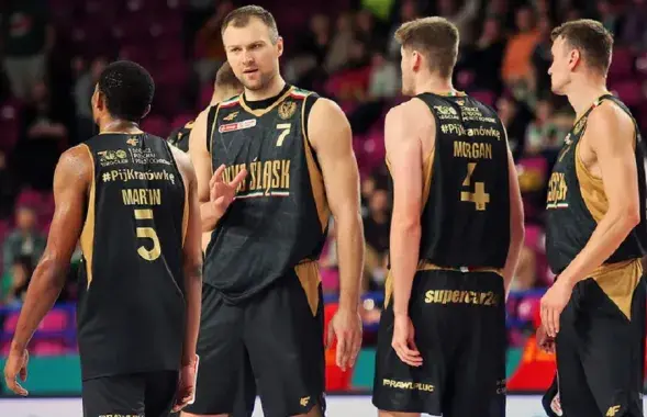 Артем Параховский (в центре) / Andrzej Romański / Energa Basket Liga
