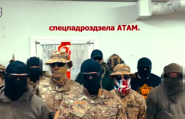 Пагаварылі з добраахвотнікам атрада “Атам”, які ў відэазвароце патрабаваў ад Азарава “неадкладна выдаць фінансавую дакументацыю” / скрыншот з відэа добраахвотнікаў
