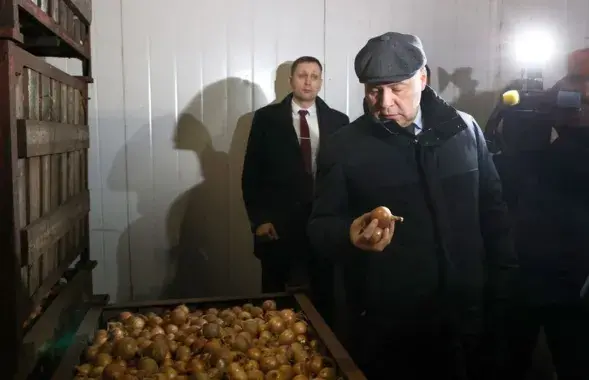 Раман Галоўчанка правярае ўмовы захоўвання гародніны: Такая цыбуля патрэбна самім! / БЕЛТА
