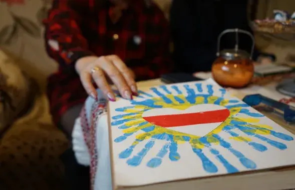 Кніга падзякаў у доме, які беларусы арэндуюць для беларускіх і ўкраінскіх бежанцаў / Euroradio
