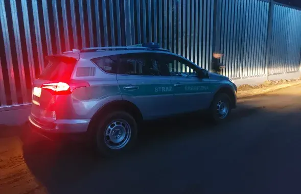 Аўтамабіль польскай памежнай службы на фоне плота на мяжы з Беларуссю
