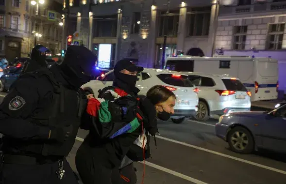 Затрыманне ўдзельніцы пратэснай акцыі ў Санкт-Пецярбургу, 21 верасня 2022-га / reuters.com
