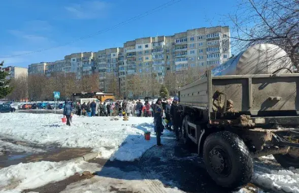 Чарга да цыстэрны з вадой. Барысаў, 30 сакавіка / vk.com/borisov_city_news
