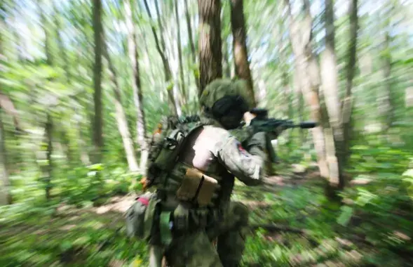 Десантник на занятиях в лесу / t.me/modmilby/
