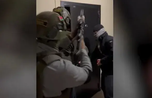 Силовики врываются в одну из квартир / скриншот из видео МВД
