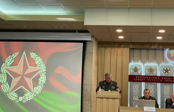 Прамаўляе Анатоль Лапо, побач сядзяць Віктар Хрэнін і Іван Тэртэль / t.me/mlynby
