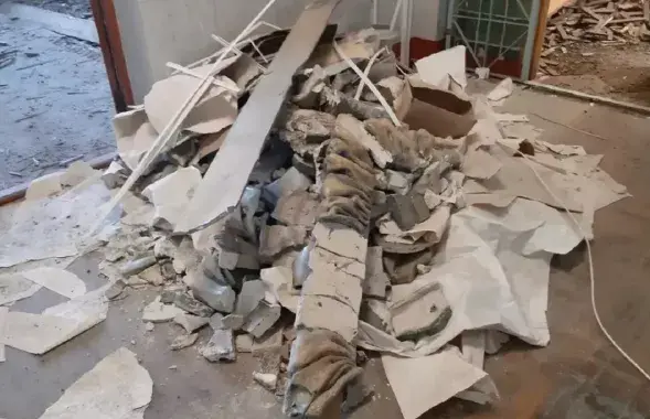 Рэшткі дэкаратыўнага пано разам з будаўнічым смеццем / Наша ніва
