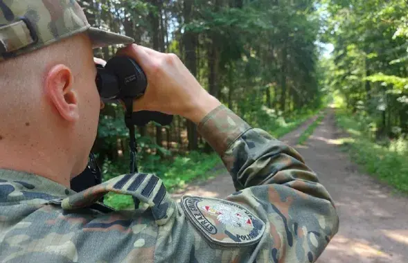 Польскі памежнік сочыць за лесам / https://twitter.com/Straz_Graniczna
