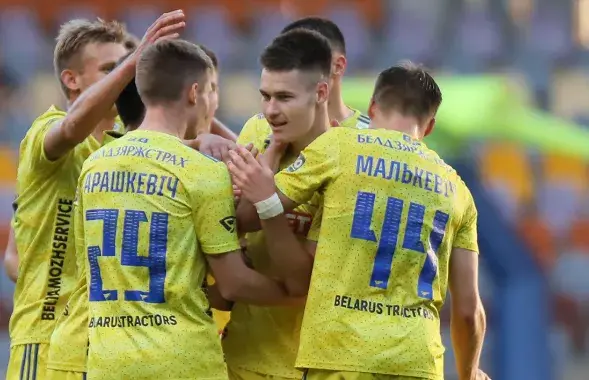 Арцём Шуманскі сярод гульцоў барысаўчан / fcbate.by
